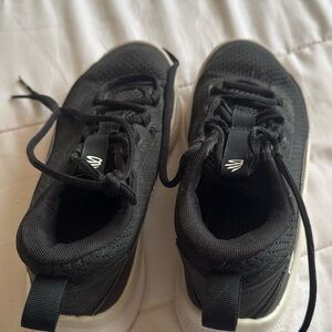 Youth basketball shoes